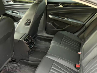 鲸牌链-京牌车长租平台-闲置京牌车长租：4800 元/月 大众帕萨特 2.0T 5座 汽油小轿车 尾号2 