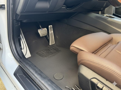 鲸牌链-京牌车长租平台-闲置京牌车长租：3300 元/月 宝马BMW 320Li 5座 汽油小轿车 尾号8 