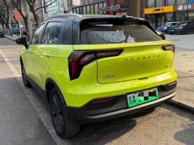 鲸牌链-京牌车长租平台-闲置京牌车长租：2600 元/月 吉利几何e萤火虫 霹雳虎版 5座 纯电小轿车 尾号1 