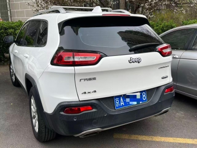 鲸牌链-京牌车长租平台-闲置京牌车长租：3400 元/月 JEEP自由光 5座 汽油SUV 尾号8 